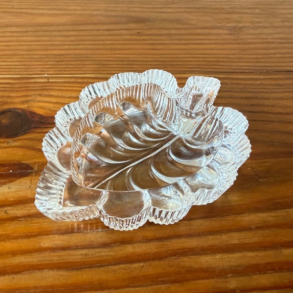 Vintage Glass Leaf Trinket Dish | Ribbed Detail | Ring Holder Catchall - Picture 7 of 14